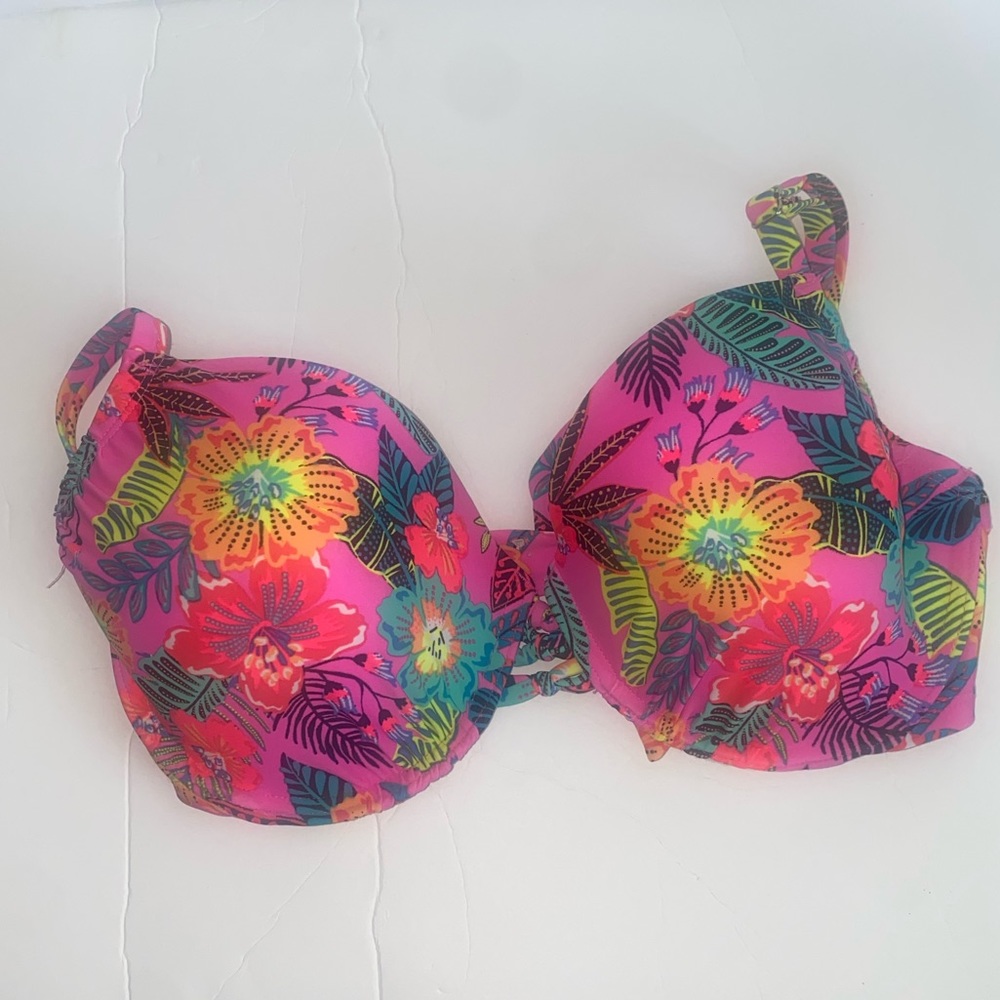 New without Tags Xhilaration Bikini Top
Size D/DD
Colorful floral print